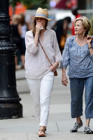 Amanda Peet - Out with her mom - August 25, 2012