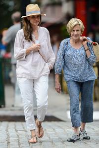 Amanda Peet - Out with her mom - August 25, 2012