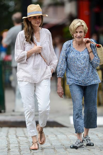Amanda Peet - Out with her mom - August 25, 2012