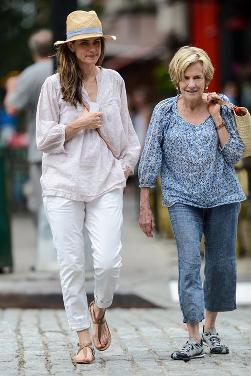 Amanda Peet - Out with her mom - August 25, 2012
