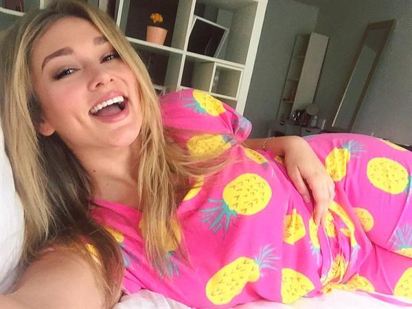 Hunter McGrady taking a selfie