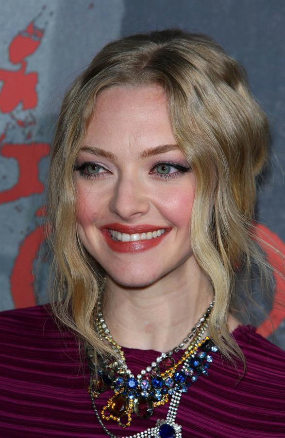 Amanda Seyfried Los Angeles premiere of Red Riding Hood at Graumans Chinese Theatre on March 7, 2011