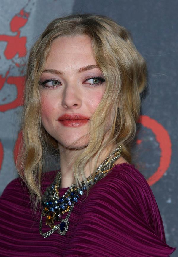 Amanda Seyfried Los Angeles premiere of Red Riding Hood at Graumans Chinese Theatre on March 7, 2011