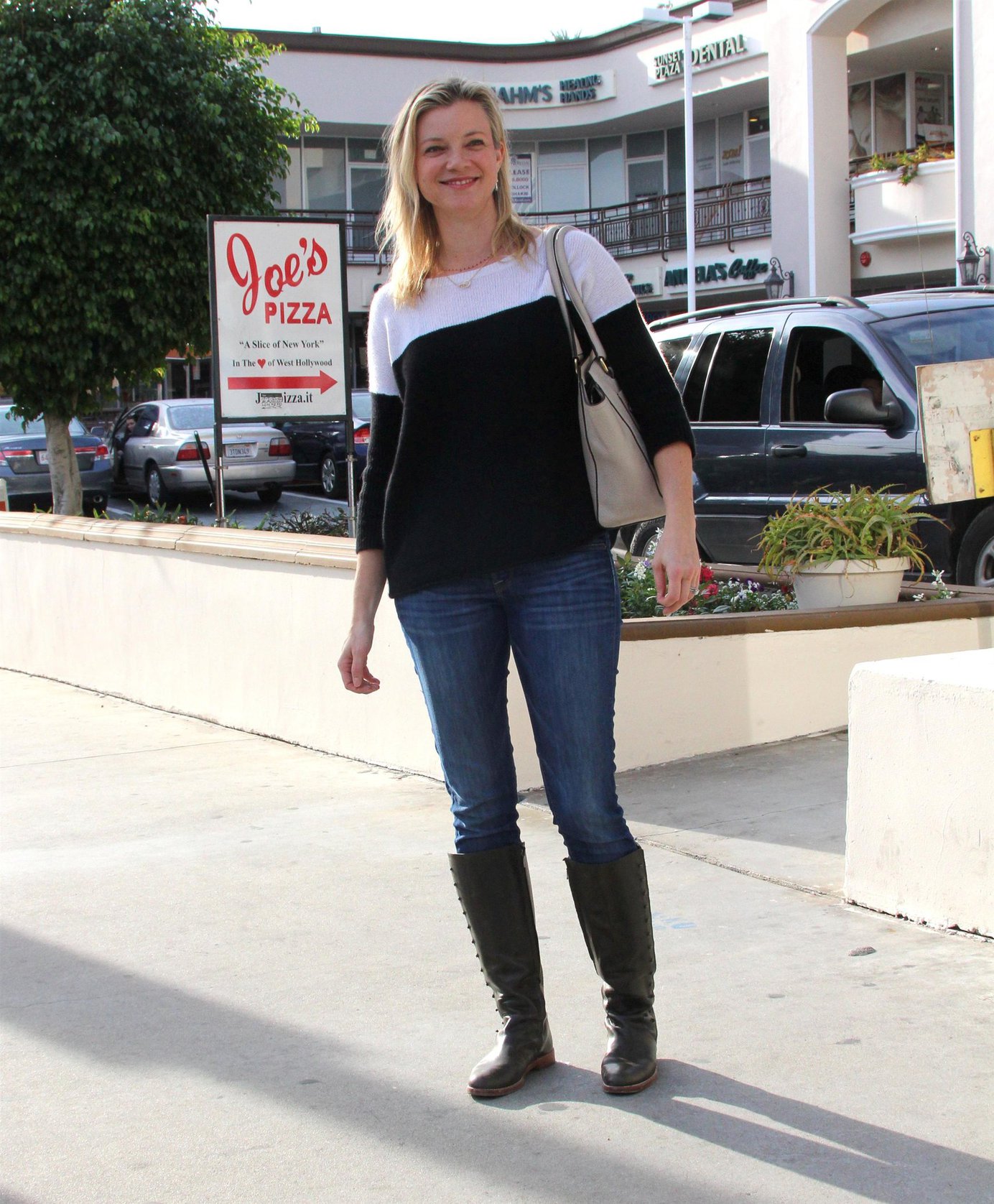 Amy Smart leaves a FedEx Office in Beverly Hills 12/21/12 