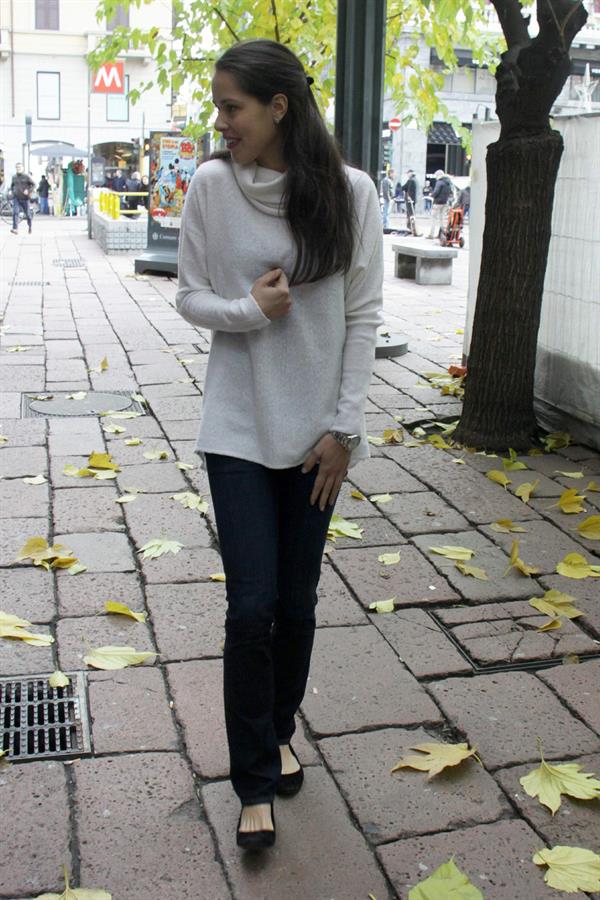 Ana Ivanovic Enjoys a stroll in Milan November 30, 2012  
