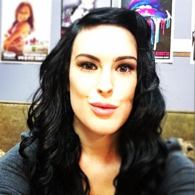 Rumer Willis taking a selfie