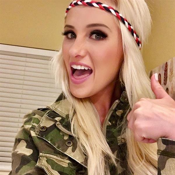 Tomi Lahren taking a selfie