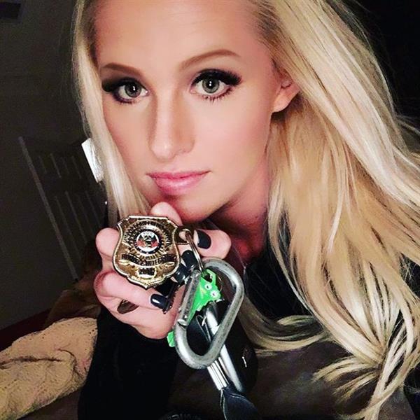 Tomi Lahren taking a selfie