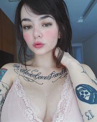 Jessica Beppler taking a selfie