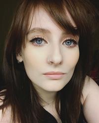 Jessica Lou taking a selfie