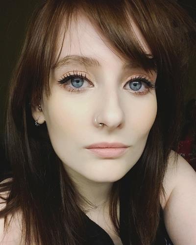 Jessica Lou taking a selfie