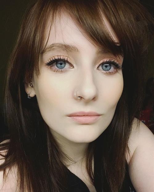 Jessica Lou taking a selfie