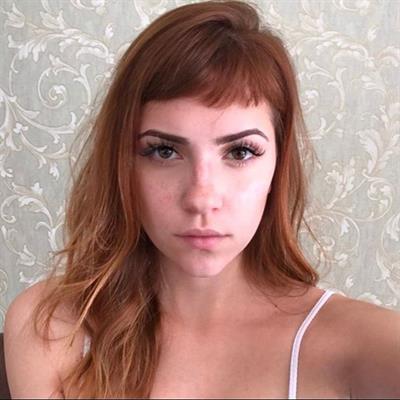 Karol Queiroz taking a selfie