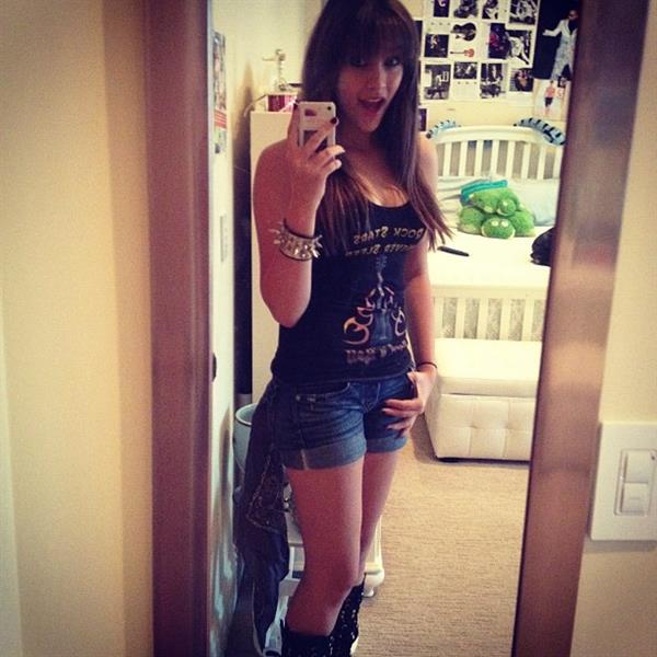 Paris Jackson taking a selfie