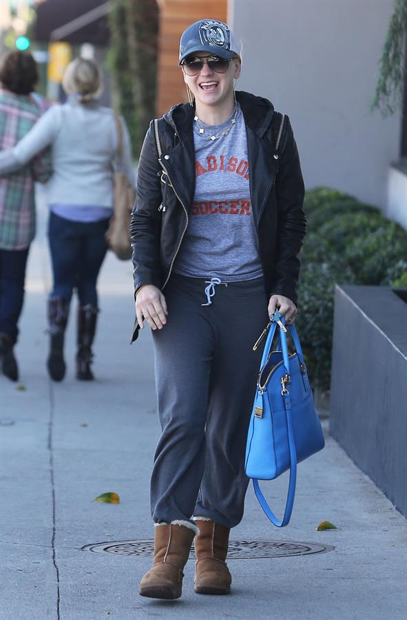 Anna Faris Stops by Salon Benjamin in West Hollywood (November 20, 2012) 