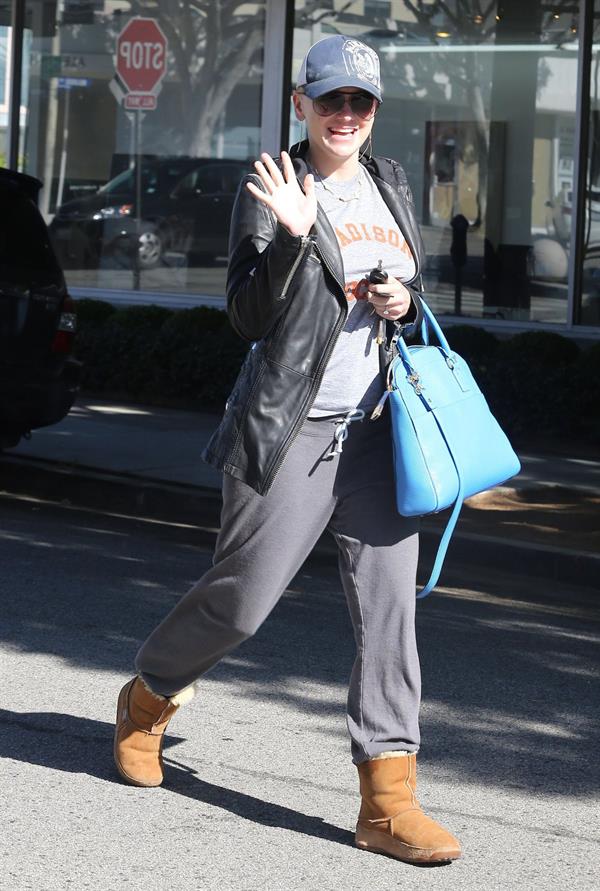Anna Faris Stops by Salon Benjamin in West Hollywood (November 20, 2012) 