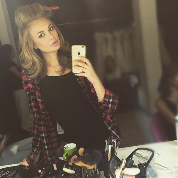 Aleksandra Nikolic taking a selfie