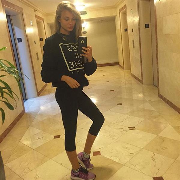 Aleksandra Nikolic taking a selfie