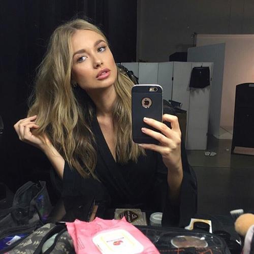 Aleksandra Nikolic taking a selfie