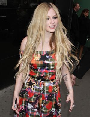 Avril Lavigne – “Good Morning America” NYC 11/5/13  
