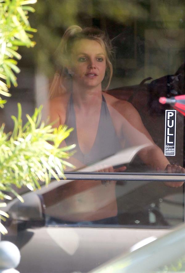 Britney Spears Leaving dance studio in Sherman Oaks, Los Angeles 23.10.2013 