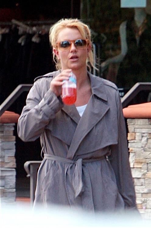 Britney Spears Heads to an appointment in Calabasas, California (November 17, 2012) 