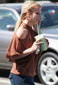 Britney Spears in jeans leaving Starbucks LA (10/04/12) 