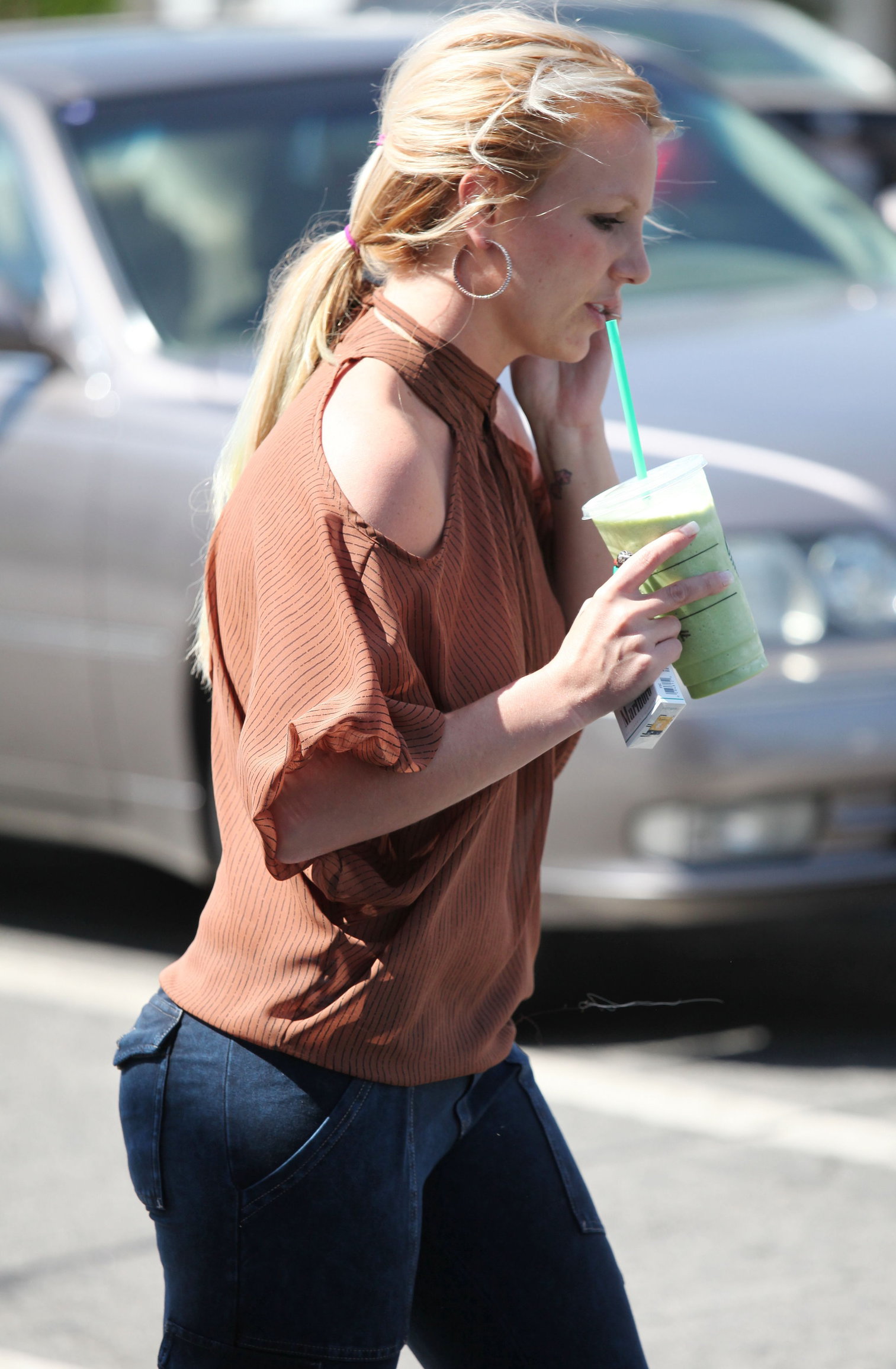 Britney Spears in jeans leaving Starbucks LA (10/04/12) 
