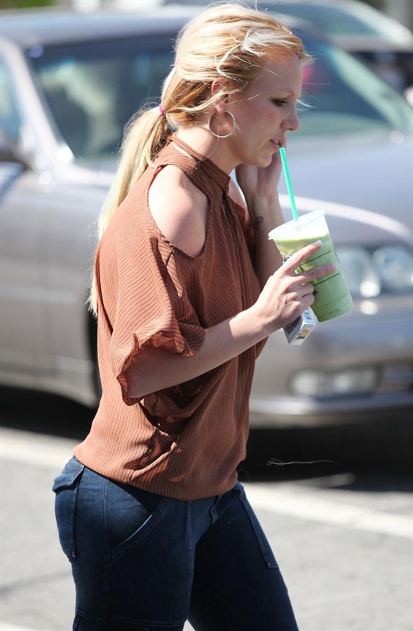 Britney Spears in jeans leaving Starbucks LA (10/04/12) 