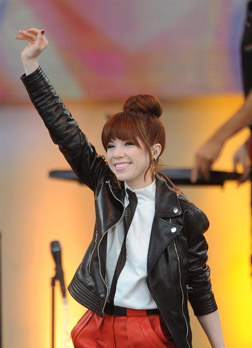 Carly Rae Jepsen - Performs Live as Part of Good Morning America's 2013 Summer Concert in New York City (14.06.2013) 