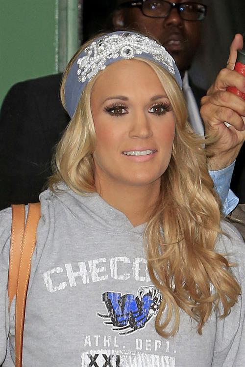 Carrie Underwood “Good Morning America” departure candids in New York, November 1, 2013 