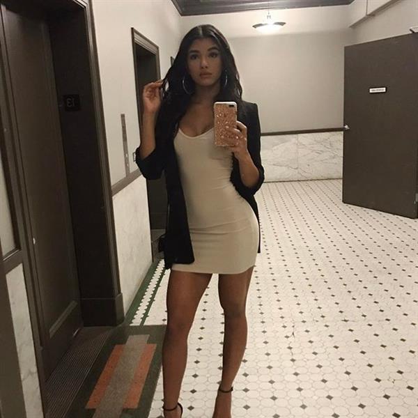 Yovanna Ventura taking a selfie