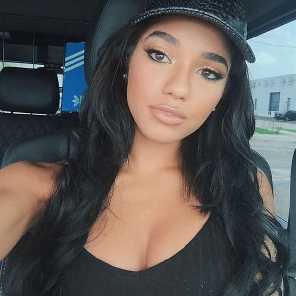 Yovanna Ventura taking a selfie