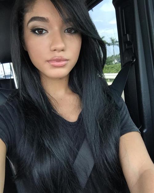 Yovanna Ventura taking a selfie