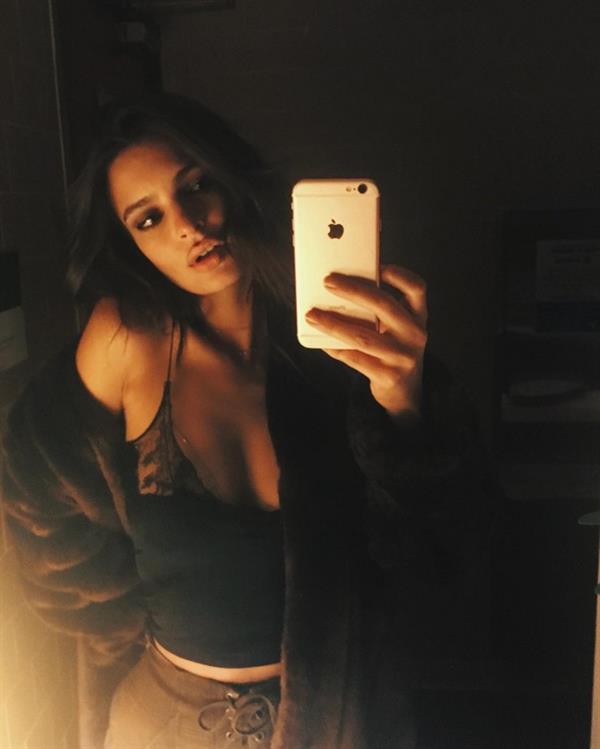 Emily Ratajkowski taking a selfie