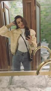 Emily Ratajkowski Selfie Pictures Emily Ratajkowski taking a selfie