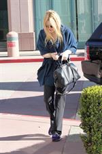 Dakota Fanning rushes into a workout class in Los Angeles January 17, 2013 