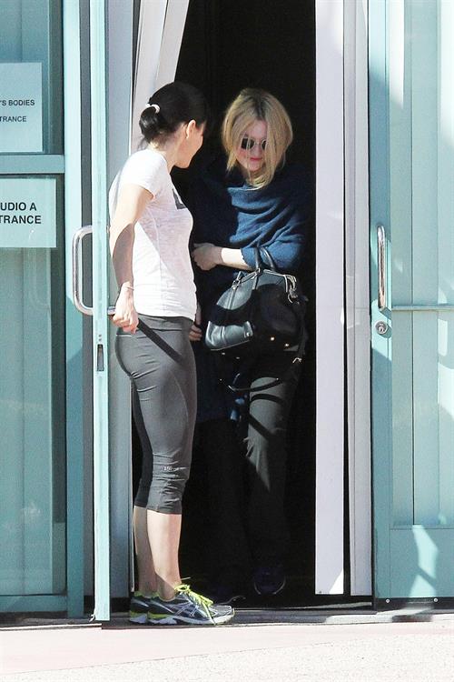 Dakota Fanning rushes into a workout class in Los Angeles January 17, 2013 