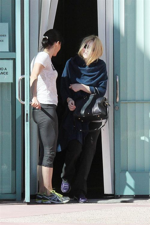 Dakota Fanning rushes into a workout class in Los Angeles January 17, 2013 