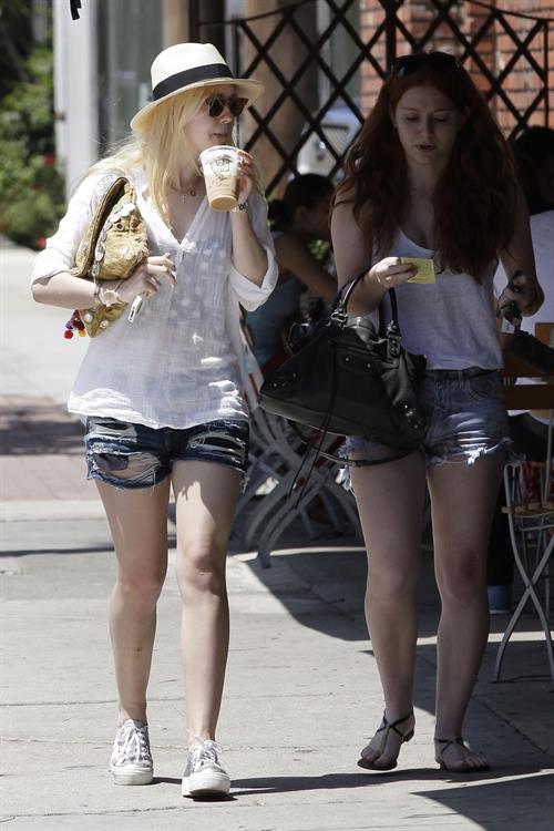 Dakota Fanning Pictures Dakota Fanning - Enjoyed a lunch date with her friend at a local eatery in Los Angeles - August 23, 2012