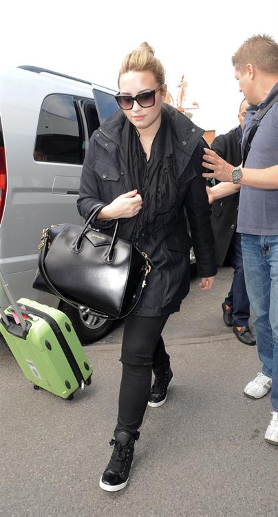 Demi Lovato - Leaves London Heathrow Airport in London (01.06.2013) 
