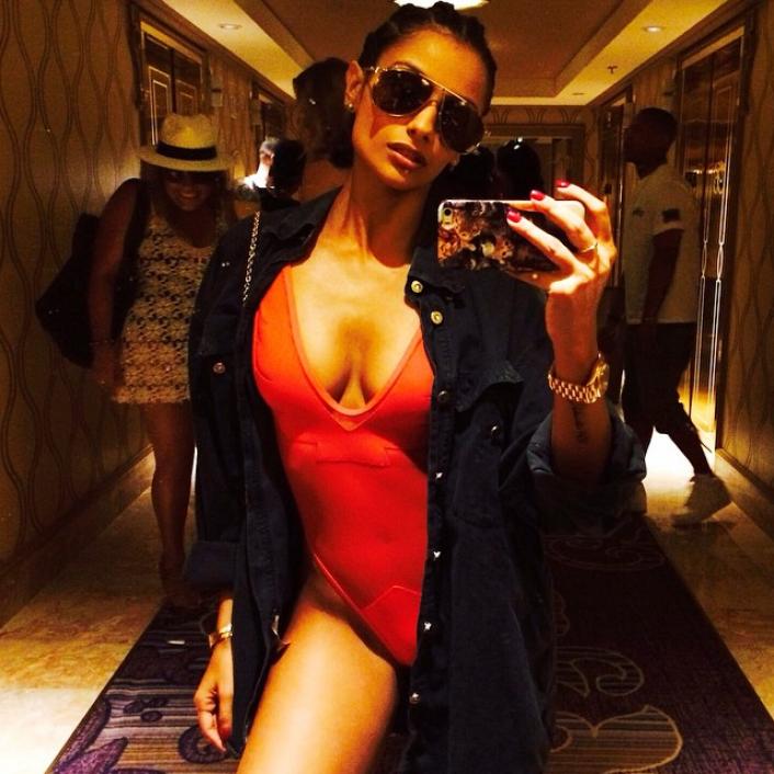 Nazanin Mandi taking a selfie