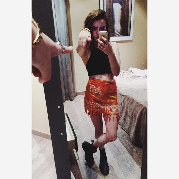 Maisie Williams taking a selfie