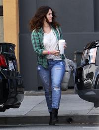 Drew Barrymore - Grabs a cup of somewhat in Santa Monica (21.02.2013) 