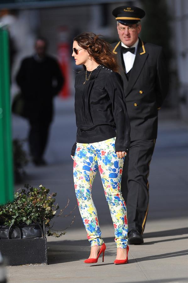 Drew Barrymore in cute leggings in New York City (21.03.2013) 