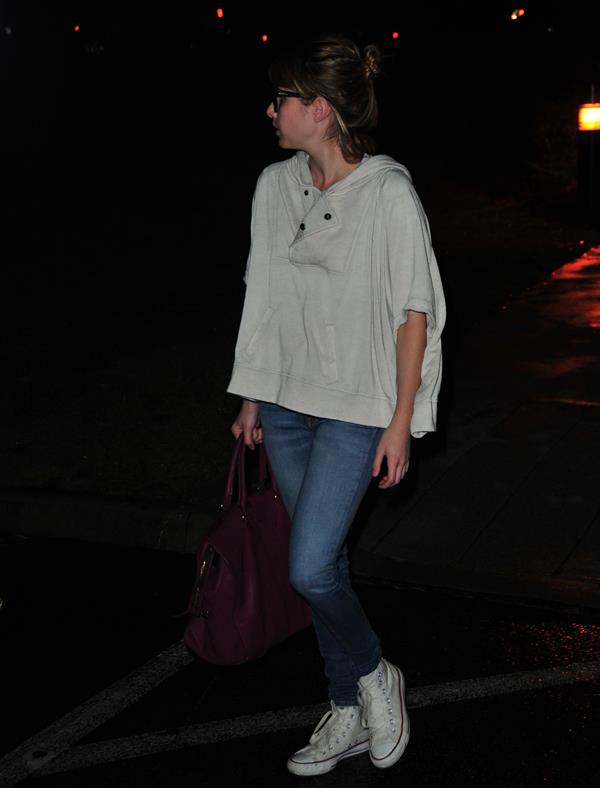 Emma Roberts lands in Wilmington to continue filming 'We're the Millers' (09 August 2012)