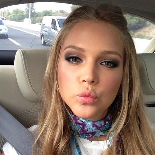 Esti Ginzburg taking a selfie