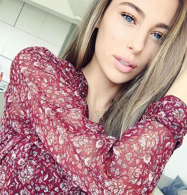 Mathilde Gøhler taking a selfie