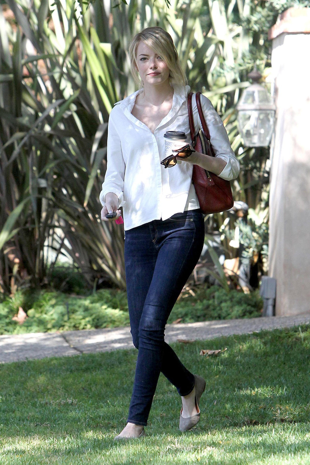 Emma Stone in Jeans walking in Los Angeles (10/08/12) 