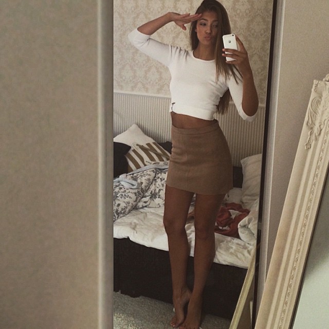 Lorena Rae taking a selfie